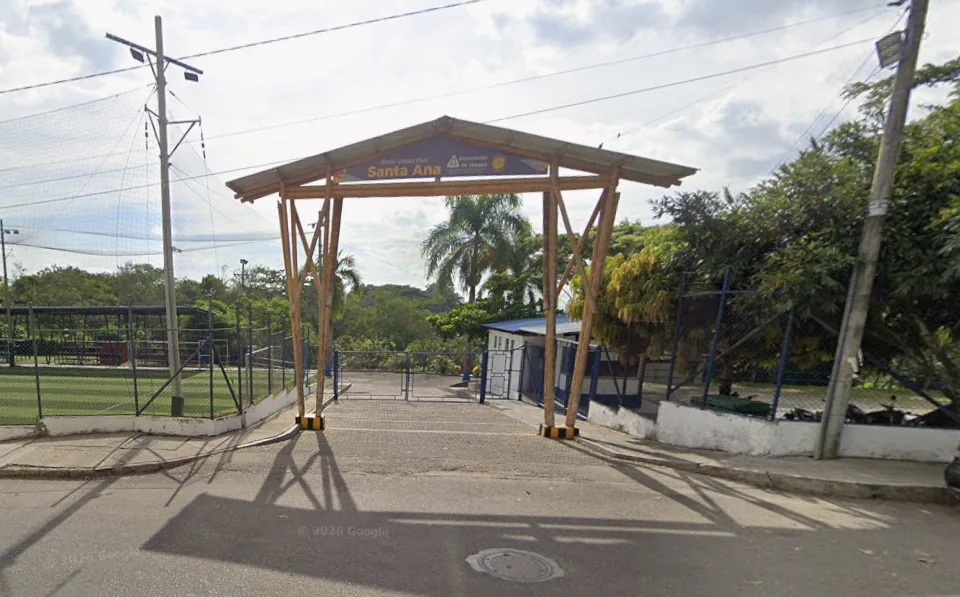 Entrada principal de la sede deportiva Santa Ana